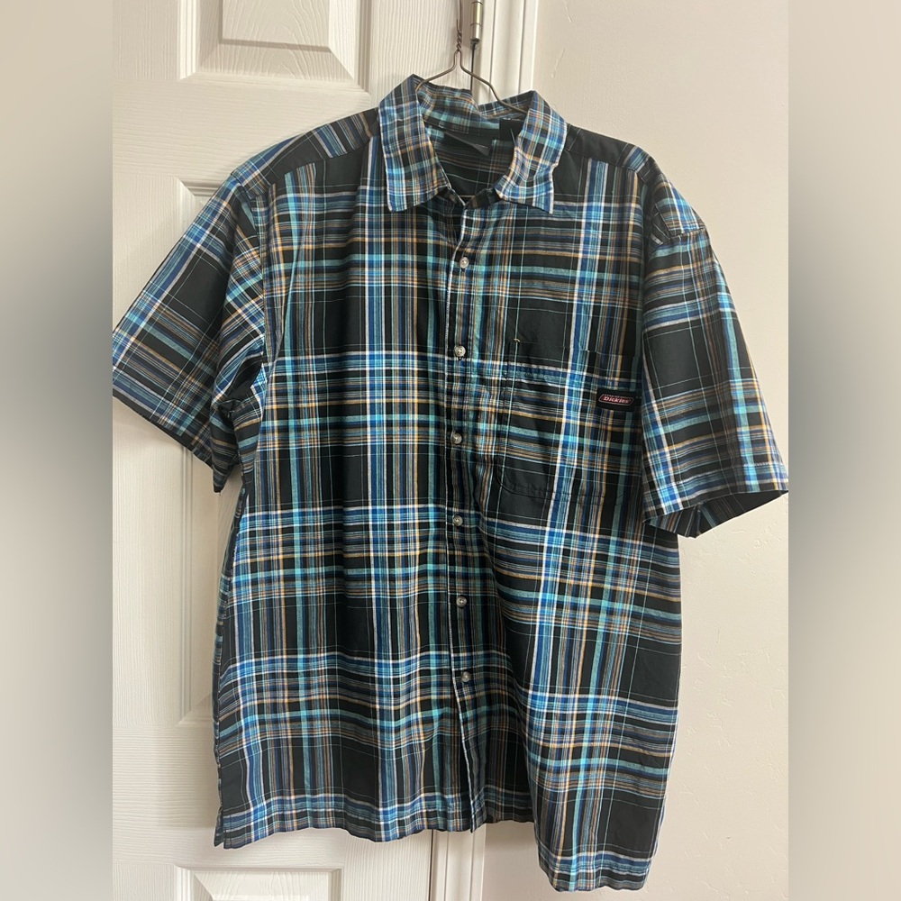 Like new men’s Dickie button up short sleeve clean shirt